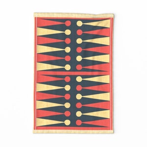 Op de afbeelding: Een rechthoekig textiel met een backgammon bord ontwerp. Het patroon heeft afwisselend rode, gele en marineblauwe driehoeken en cirkels. De randen zijn afgezet met een beige rand.