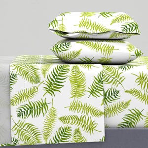 Sábanas verdes - Fern-i-licious de limezinniasdesign - Juego de sábanas de satén de algodón con estampado tropical de helechos y motivos botánicos de Spoonflower