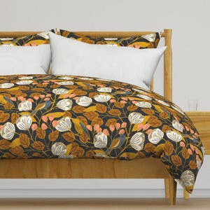Mörkt blommigt sängkläder - Archibald Dark av amy_maccready - Senapsguldfärgad botanisk bomullssatin påslakan ELLER örngott av Spoonflower