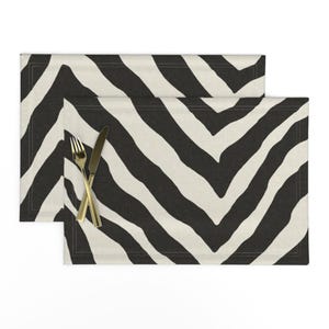 Zebra Stripes Tischset (2er-Set) - Zebra Black von willowlanetextiles - Schwarz Creme Lederfarbene Stoff-Tischsets von Spoonflower