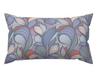 Puede incluir: Una almohada rectangular con un patrón floral abstracto en tonos azules, blancos y rosas. La almohada está hecha de una tela suave y cómoda y es perfecta para agregar un toque de estilo a cualquier habitación.