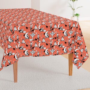 Halloween Tischdecke - Vintage Halloween Pinups Kürbis Orange von beesocks - Hexen Füchsinnen Orange Baumwollsatin Tischdecke von Spoonflower Bild 4