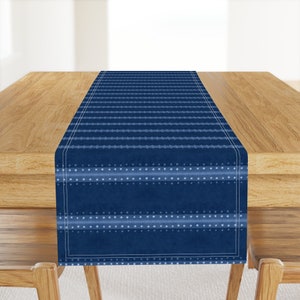 Bieżnik stołowy Indigo Shibori – niebieskie paski inspirowane Japonią, granatowy, indygo, bawełniany, satynowy – Indigo Blue Shibori od forestandsea