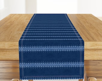 Indigo Shibori tafelloper - blauwe strepen Japans geïnspireerde marineblauwe indigo katoensatijn tafelloper - indigoblauwe Shibori van forestandsea