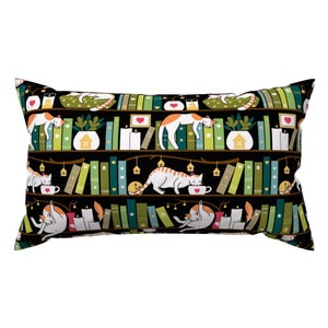 Almohada decorativa con forma de libro - Library Cats de elena_naylor - Almohada lumbar rectangular con diseño de gato, cómoda y bonita para el hogar, de Spoonflower