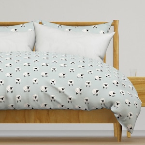 Ropa de cama con ovejas: ovejas en azul de unasomerville: funda de edredón o funda de almohada de satén de algodón con diseño bohemio y animales de granja de Spoonflower