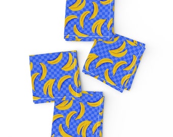 Lot de 4 serviettes de table cocktail banane bleu électrique - Banane en damier par tarareed - Serviettes en tissu aux couleurs vives et aux couleurs vives par Spoonflower