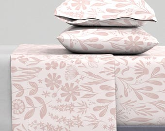 Lakens bloemen - New Blush Wildflowers van geschreven door Kristen - Blush Medium Scale Subtiele bloemen katoensatijn lakenset beddengoed van Spoonflower