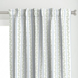 Panel de cortina de rayas verde salvia - Libby Stripe de danika_herrick - Panel de cortina personalizado azul suave Regency Cottagecore de Spoonflower
