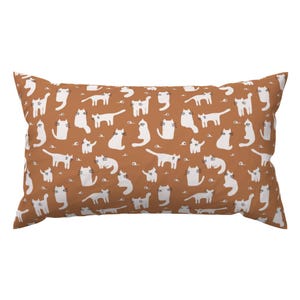 Coussin décoratif Chats fantaisistes - Chats jouant par coitcreative - Coussin lombaire rectangulaire en forme de chat domestique orange brûlé par Spoonflower