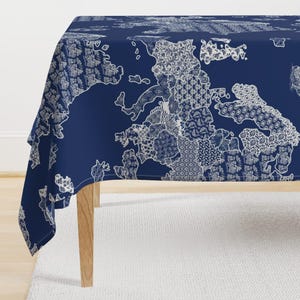 地図作成テーブルクロス - heyletsgetmikey によるヨーロッパのパッチワーク マップ - Spoonflower による地図風変わりな花柄のトワル コットン サテン テーブルクロス