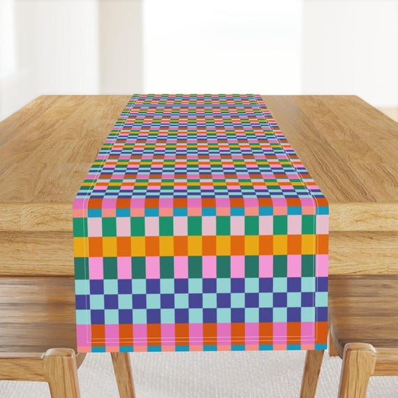Heller Retro Tischläufer - Geometrisch grobstrick Karo Blau Rosa Tischläufer aus Baumwollsatin - Bunt Geometrisches Schachbrettmuster von apricotandbirch
