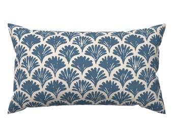 Almohada decorativa de vieira de concha de mar - Azul costero de teri_the_butter - Almohada de tiro lumbar rectangular sereno náutico costero de Spoonflower