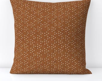 Almofada decorativa Toffee Dots - Almofada decorativa quadrada com bolinhas brancas e textura sintética - Dottie Brown Medium por nouveau_bohemian