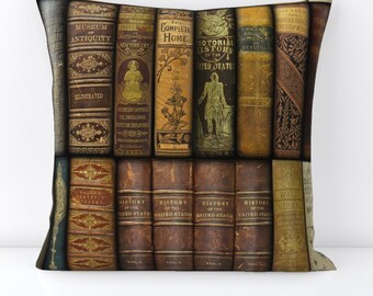 Bücher Dekokissen - Monsieur Fancypantaloons' Bibliothek von peacoquettedesigns - Dekoratives quadratisches Dekokissen von Spoonflower