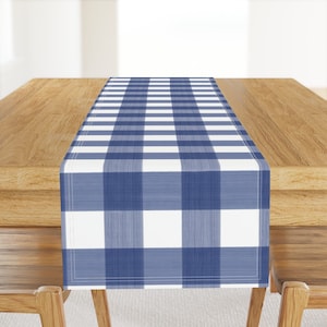 Runner da tavolo a quadretti - Blu navy 3&quot; Buffalo Plaid di danika_herrick - Runner da tavolo in raso di cotone classico a quadri Buffalo blu di Spoonflower