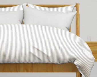 Biancheria da letto a righe grigie - French Ticking Stripe Grey di Etienne - Copripiumino in raso di cotone a righe sottili classico o federe per cuscini di Spoonflower