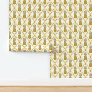 Tapete mit tropischer Ananas (nicht vorgekleistert), exotischen Pflanzen, Küsten-Sommer-Damast – Klassische Ananas von hitomikimura, Tapete von Spoonflower