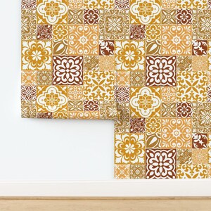 Azulejos españoles sin adhesivo Papel pintado Colores cálidos Amarillo mostaza Vara de oro Azulejos Talavera - Azulejos cálidos de diseminger Papel pintado de Spoonflower