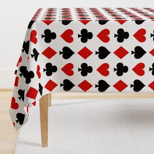 Mantel de póquer - Card Suits Large de thinlinetextiles - Mantel de satén de algodón con corazones y diamantes y tréboles para juegos de cartas de casino de Spoonflower