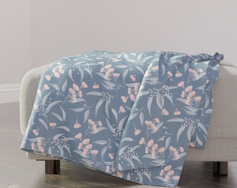 Maagdenpalm Bloemen Gooi Deken - Gum Blossoms door aliwilkinsondesigns - Roze Blauwe Bloemen Bladeren Gum Gooi Deken met Spoonflower Stof