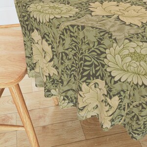 Florale antike Tischdecke - Morris Chrysantheme von peacoquettedesigns Viktorianische romantische Baumwollsatin Tischdecke von Spoonflower Bild 6