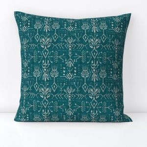 Almohada decorativa Ikat en verde azulado oscuro - Verdure Ikat Teal de nouveau_bohemian - Almohada decorativa cuadrada con diseño geométrico tribal de Spoonflower