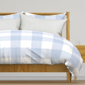 Ropa de cama a cuadros - Cuadros Buffalo de 15 cm por danika_herrick - Funda nórdica o funda de almohada de satén de algodón con cuadros vichy azul claro.