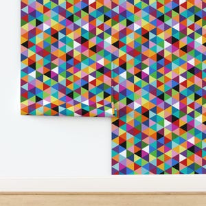 Geometrische, nicht geklebte Tapete mit bunten Dreiecken in Pop-Art-Farben – Dreieck-Quiltmuster von joycekuan, Tapete von Spoonflower