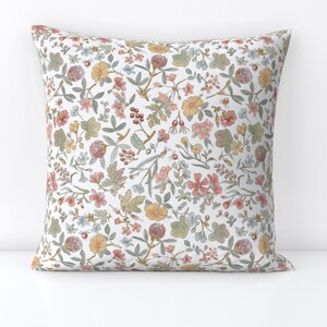 « Coussin décoratif floral Cottage - Jardin botanique rose Bloom Meadow, fleurs sauvages, Coussin décoratif carré - Fleurs dispersées » par taranealart