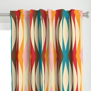 Op de afbeelding: Gordijnen met een geometrisch patroon in tinten oranje, geel, roze, rood, bruin en turquoise. Het patroon bestaat uit verticale strepen met gebogen vormen.