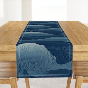 Indigo Clouds Bordlöpare - Modern japansk abstrakt art déco marinblå samtida bomullssatin bordlöpare - Abstrakta vågor av bicoinu