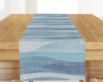 Abstrakter Tischläufer - Wave Sky Blue - Ozeanwelle von wren_leyland - Coastal Nautical Shades Of Blue Baumwollsatin Tischläufer von Spoonflower