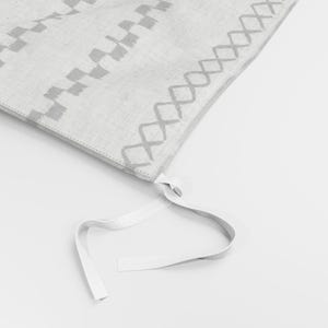 Ropa de cama de tela de barro - Puntada en X negra y puntada de ferrocarril de eti_enne - Funda nórdica o fundas de almohada de satén de algodón con líneas de puntada de cruz a rayas imagen 6