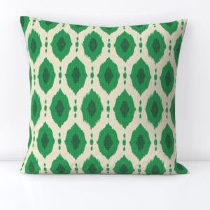 Almofada decorativa geométrica verde - Kelly Green Ikat por shellypenko - Almofada decorativa quadrada verde grama Ikat Kelly Green por Spoonflower