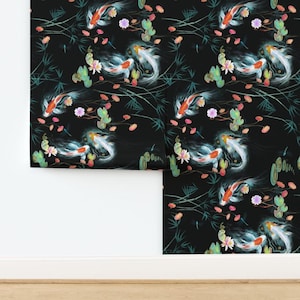Papier peint noir non encollé poissons koi - Koi japonais par conçu_by_debby - Rouleau double de papier peint floral japonais à grande échelle par Spoonflower
