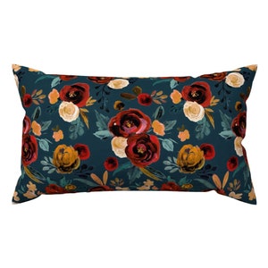 Cojín lumbar otoñal - Valentina Red Rose River Teal Blue de crystal_walen - Cojín decorativo rectangular con flores, dorado, azul y verde azulado.