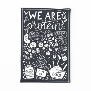 以下が含まれることがあります： 黒と白のキッチンタオルに「WE ARE protein」の文字と、豆、ひよこ豆、レンズ豆、グリーンピース、トウモロコシ、大豆、ナッツ、シード、ピーナッツバター、豆腐、オートミールなど、さまざまなタンパク質源のイラストが描かれています。