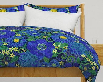 Ropa de cama con motivos florales en tonos joya: diseño floral de los años 70 en zafiro grande de hnldesigns: funda de edredón o funda de almohada de satén de algodón con motivos florales en azul de Spoonflower