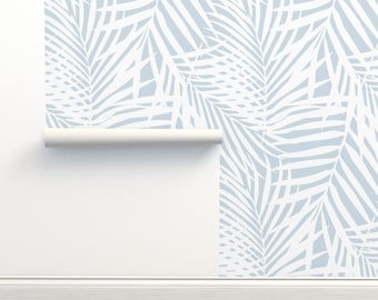 Papier peint palmiers de qualité commerciale - feuilles par danika_herrick - rouleau double de papier peint d'été feuilles de palmier bleu clair par Spoonflower
