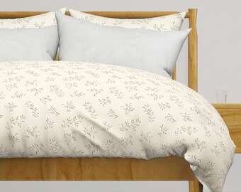 Neutrale Blumenbettwäsche - Kleine Zweige vonleannefriedberg - Beige Zweige Frühling Baumwollsatin Bettbezug ODER Kissenbezüge von Spoonflower