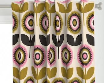 Panel na zasłony w stylu retro – kwiaty w skandynawskim różu i czerni, styl vintage, skandynawski panel na zasłony McM Custom – duży, skandynawski kwiatowy autorstwa carey_copeland –