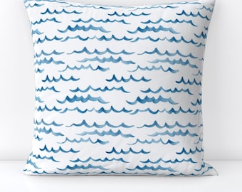 Cojín decorativo costero - Acuarela de pequeñas olas azules del océano Cojín decorativo cuadrado náutico - Olas del océano de houseintheorchard