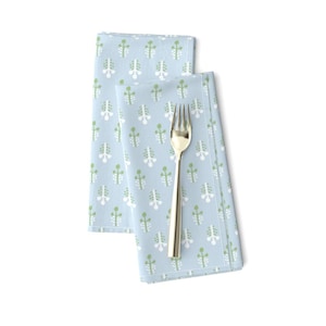 Serviettes de table BCBG pastel (Lot de 2) - Baby Botanical par danika_herrick - Petites serviettes en tissu floral bleu clair par Spoonflower