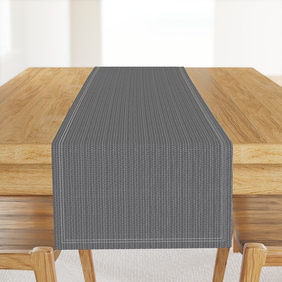 Chevron Tischläufer - Anthrazit Texas Modern Herringbone Handgezeichneter Baumwollsatin Tischläufer - Texas Modern Herringbone Coal von jacinda