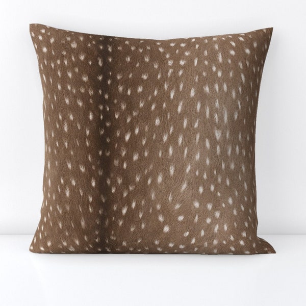 Coussin décoratif carré à imprimé animal - Peau de cerf par thinlinetextiles - Coussin décoratif carré carré chasse au chevreuil par Spoonflower