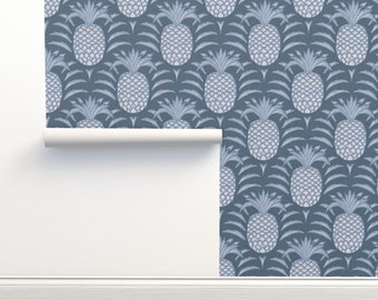 Papier peint tropical côtier de qualité commerciale - Pétoncles ananas par melly_williams_studio - Double rouleau de papier peint bleu brouillard par Spoonflower