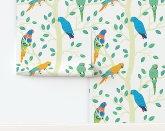 Färgglada fåglar, oklistrad tapet, tropiskt träd, natur, papegoja, barnrum, djungel - papegojaskog av rainbird_fabrics Tapet av Spoonflower