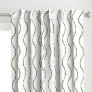 Panel de cortina de rayas verde salvia - Ondas de acuarela festoneadas de trellishill - Panel de cortina personalizado simple, minimalista, verde y blanco de Spoonflower