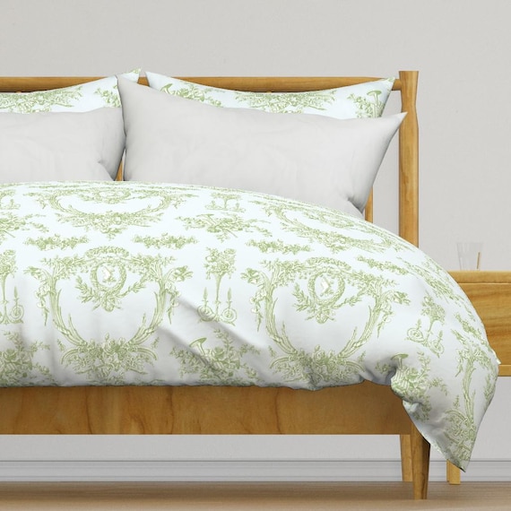 Französische Bettwäsche - Marie Toile Basil Grün Auf Blau von lilyoake - Vintage Rokoko Toile Baumwoll Satin Bettbezug ODER Kissenbezüge von Spoonflower
